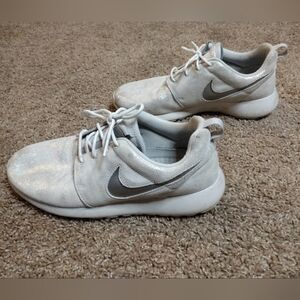 Nike Roshe One Premium Metallic Platinum Sneakers 8.5